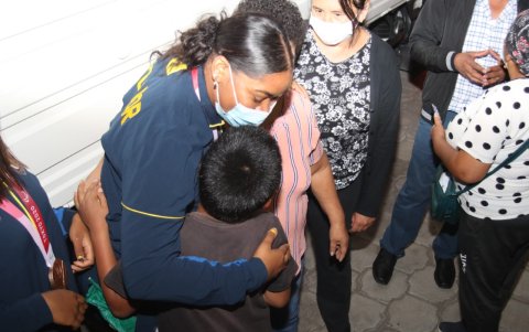 La madre de Poleth y Anaís y sus vecinos la llenaron de abrazos y halagos.