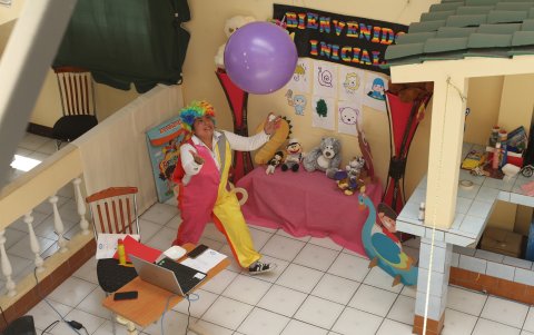 Con atuendo colorido, la maestra llama la atención de los pequeños, quienes desde sus casas la imitan.