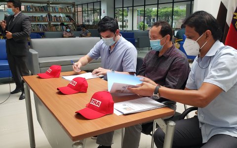 Carlos Martínez (i), representante de Diario Extra, el vicerrector de Unemi, Magíster Washington Guevara Piedra y José Francisco Cevallos, organizador.