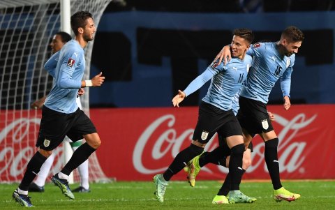 Federico Valverde (d) de Uruguay celebra, el 5 de septiembre de 2021, con sus compañeros tras anotar contra Bolivia.