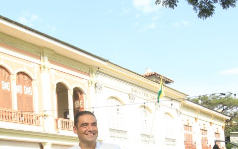 Juan José desde niño emulaba los discursos de políticos tales como León Febres-Cordero, Abdalá Bucaram y Jaime Nebot.