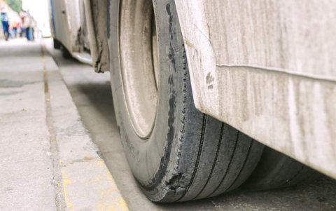 Así de dañada estaba las llantas de uno de los buses detenidos por la ATM, por no cumplir con las normas técnicas para circular en Guayaquil.