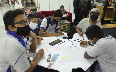 Eventos. Diferentes alumnos de unidades educativas acudieron a la inauguración.