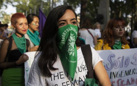 Fotografía de archivo en la que cientos de mujeres se manifiestan en la principales avenidas en la ciudad de Guadalajara, en el estado de Jalisco (México), para pedir la despenalización del aborto.