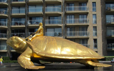 La gigantesca tortuga dorada forma parte del paisaje costero flamenco desde 2003.