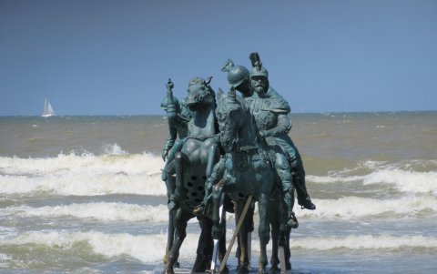 Las estatuas ecuestres asoman desde 2018 de entre las aguas de la costa belga.