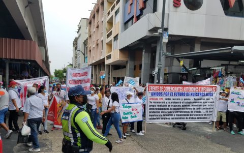 Agentes de tránsito y la Policía se encuentran en el sitio.