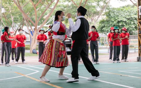 En las olimpiadas de La Moderna hubo números artísticos acompañados de danza y folclor..