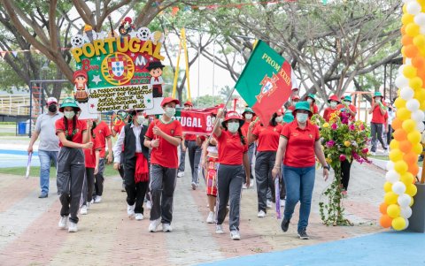 Los estudiantes mostraron coloridas pancartas que contenían mensajes alusivos a los valores institucionales.