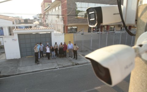 Cámaras. En Urdesa central se han instalado más cámaras de videoseguridad de última tecnología, como las que se ven en la foto.