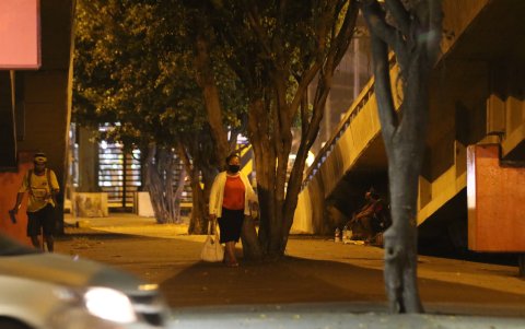 Inseguridad. Una señora sale de la estación de la Metrovía, cerca de la avenida Ernesto Albán, una zona que ha sido tomada por personas en situación de calle y consumidores, según la ciudadanía.