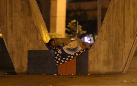 Las personas en condición de calle se ubican en cualquier lugar en la avenida 25 de Julio para dormir.