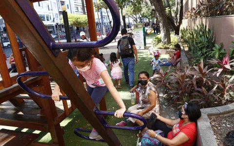 EL JUEGO. Los espacios públicos y los parques de Guayaquil se vuelven a llenar de las risas, saltos, ocurrencias y de los juegos de los niños.