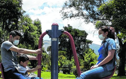 Diversión. Manuel Pincay disfruta con su familia de las máquinas para hacer ejercicio ubicadas en un parque de la capital. Dijo que se siente feliz por volver a respirar aire fresco.