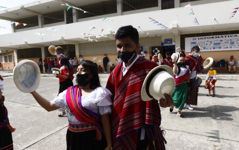 Vestidos con atuendos de la serranía ecuatoriana, un grupo de estudiantes del colegio Jaime Roldós ofrece un baile típico, para mostrar su trabajo en el área de Ventas e Información Turística.
