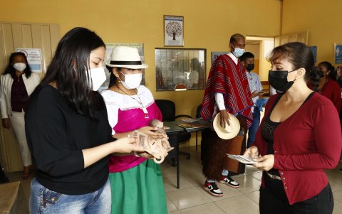 La alumna Melanie Guevara dialoga con varios padres de familia sobre diversas culturas del Ecuador.