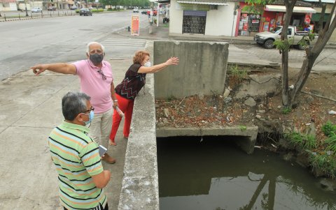 Situación. Los malos olores hacen que los vecinos se encierren.