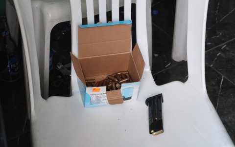 La caja que se halló en el sitio con las municiones.