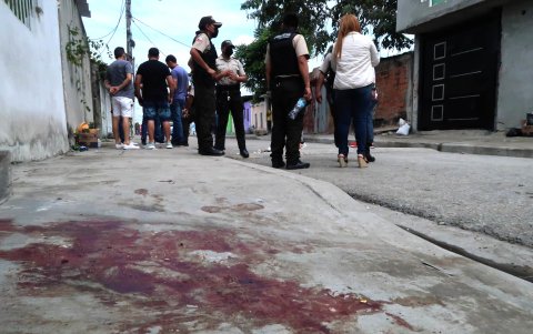 Así quedó la vereda luego del tiroteo en el sitio.