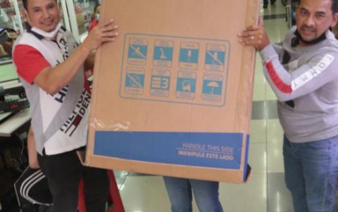 De la distribuidora Gonzaga le prestan todos los cartones.