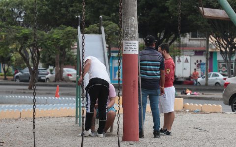 La presencia de personas ajenas al sector que llegan a los parques a consumir o vender sustancias ilícitas es otro inconveniente que afrontan los residentes.