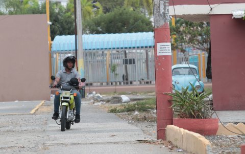 Motos y automotores circulan por las peatonales de los bloques de Sauces 6, sitios por donde deben caminar solo peatones.