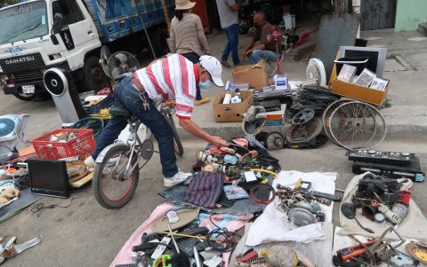 Aproximadamente, como ha publicado EXPRESO, 500 comerciantes informales se toman varias cuadras del suburbio de Guayaquil, para la venta de todo tipo de artículos en su mayoría usados.