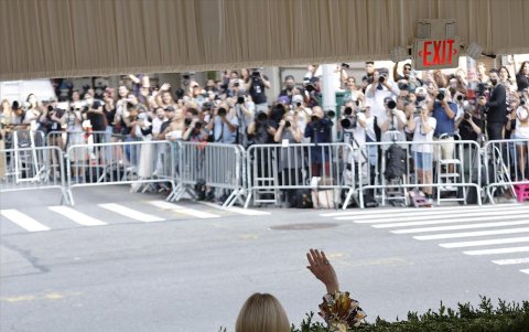 Anna Wintour saluda a los fotógrafos y fanáticos al otro lado de la calle desde la alfombra roja para la Gala Met 2021.