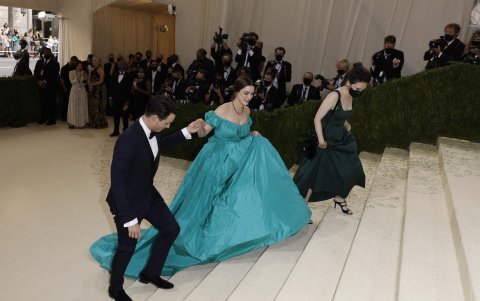 Bee Carrozzini posa en la alfombra roja para la Met Gala 2021.