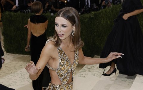 Emma Chamberlain en la alfombra roja para la Met Gala 2021.