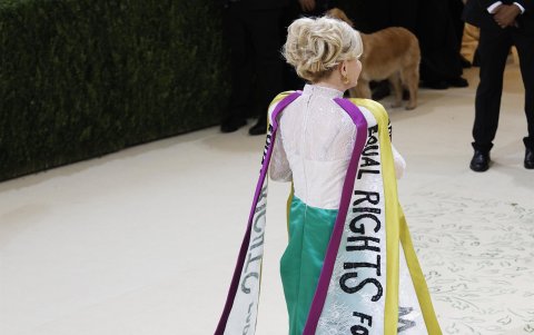 La representante estadounidense de Nueva York, Carolyn B. Maloney posa en la alfombra roja con un mensaje feminista.