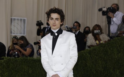 El niño consentido de Hollywood, Timothée Chalamet en Haider Ackermann y Converse. Nada más americano que un par de Converse.