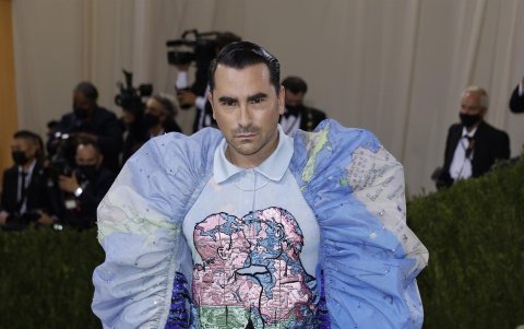 El actor y humorista Dan Levy en 'Bespoke Loewe'. Para la camisa usó de referente el trabajo del pintor David Wojnarowicz.