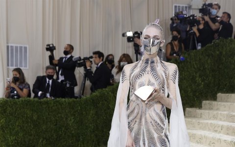 Grimes llevó una espada al evento.