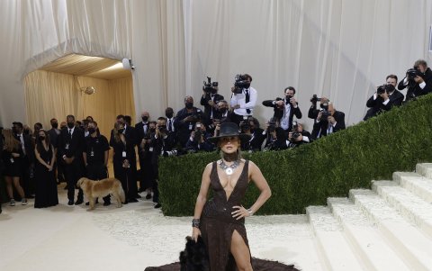 JLO ha aparecido vestida como una sensual cowgirl.