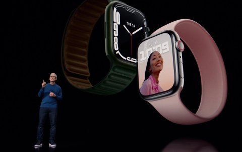 Una foto del folleto facilitada por Apple Inc. muestra al CEO de Apple, Tim Cook, presentando el Apple Watch Series 7 durante el Evento Especial de Apple en Apple Park en Cupertino.