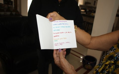 Inés sostiene la carta en mención, esa que les dejó Leylah la última vez que fue a Salinas, en 2019.