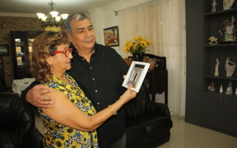 La pareja muestra, en Salinas, la foto del día que se casó su hijo Jorge con la filipina Irene Exevea.