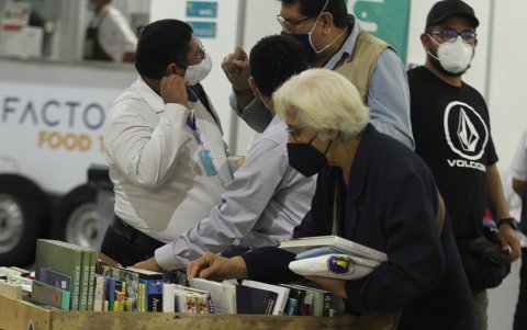 Los más emocionados fueron los niños y los adultos mayores, cautivados por cuentos y poesías.