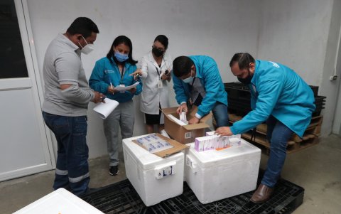 Revisión. Las autoridades compararon los medicamentos recibidos.