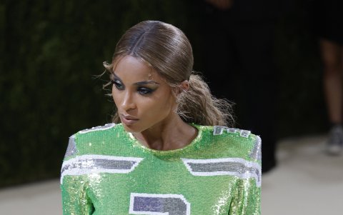 Ciara posa en la alfombra roja.