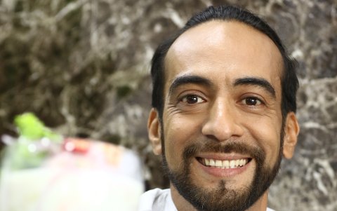 Su especialidad son los mariscos con toque peruano y la cocina internacional.