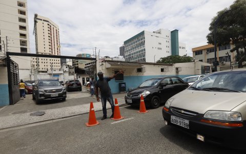 Garajes. Pasadas las 14:00, estos sitios se llenan. Hay quienes deben recorrer 5 o 7 cuadras para encontrar un espacio.