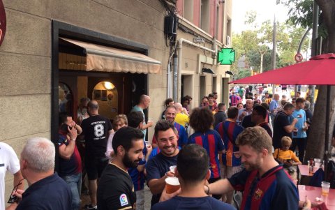 Los fanáticos del FC Barcelona vivieron sin restricciones la previa del partido.