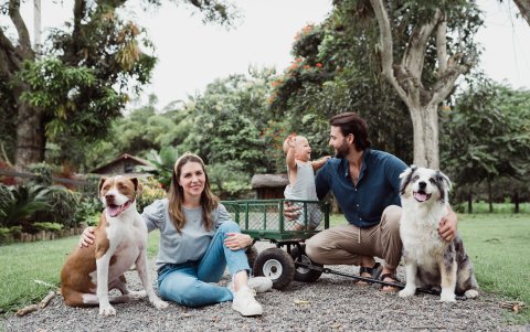 Niels junto a su esposa Romina, su hijo Oliver y sus mascotas Lacey y Dylan. Su hija Vittoria nacerá en dos meses.