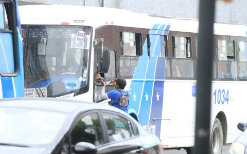 Hecho. Los usuarios señalan que por esta situación hay bloqueos en las intersecciones.