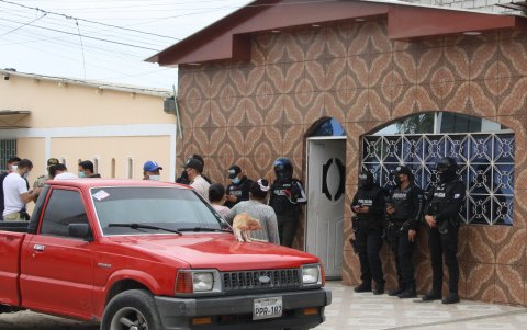Procedimientos. La Policía realizó varios allanamientos en el caso. También custodió la vivienda de la última víctima reportada.