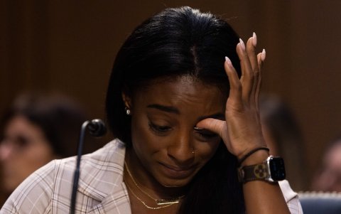 Las gimnastas olímpicas estadounidenses Simone Biles testifica durante una audiencia judicial del Senado sobre el informe del Inspector General sobre el manejo del FBI.