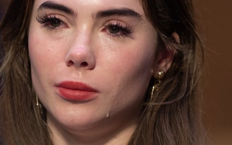 La gimnasta olímpica estadounidense McKayla Maroney testifica durante una audiencia judicial del Senado sobre el informe del Inspector General sobre el FBI.