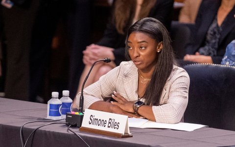 Las gimnasta olímpica estadounidenses Simone Biles testifica durante una audiencia judicial del Senado sobre el informe del Inspector General sobre el FBI.